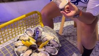 Boy William sosok yang senang kulineran. Makanan mentah seperti oyster dilahapnya dengan semangat dan tak lupa tambahan kucuran lemon. Foto: Instagram/boywilliam17