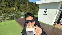 Waktunya liburan, waktunya bersantai. Untuk merelaksasi dirinya, Boy William memilih segelas kopi untuk membasuh tenggorokan juga menghangatkan tubuhnya. Foto: Instagram/boywilliam17