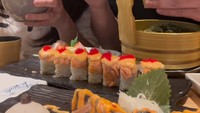 Dikabarkan sedang dekat dengan Ayu Ting Ting, Boy William membagikan momen makan bersama. Pembawa acara dan pedangdut tersebut asyik menyantap sushi berbagai jenis. Foto: Instagram/boywilliam17