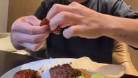 Bahkan saat menikmati seporsi makanannya, ia juga tak ingin melupakan lalapan. Dua buah timun yang dilengkapi sambal ikut meramaikan piring makannya. Foto: Instagram/boywilliam17