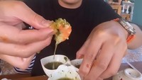 Kecintaan Boy William pada makanan Asia selalu terlihat saat waktu makan tiba. Ketika menikmati olahan udang dengan sambal khas Vietnam ia begitu bersemangat menghabiskannya. Foto: Instagram/boywilliam17