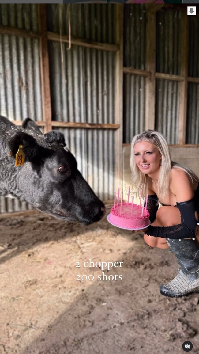 Meski sudah kaya, Brittney tetap menjadi petani. Ia pun mengungkap kesulitan dalam pekerjaan yang didominasi pria itu. Foto: Instagram