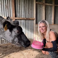 Meski sudah kaya, Brittney tetap menjadi petani. Ia pun mengungkap kesulitan dalam pekerjaan yang didominasi pria itu. Foto: Instagram