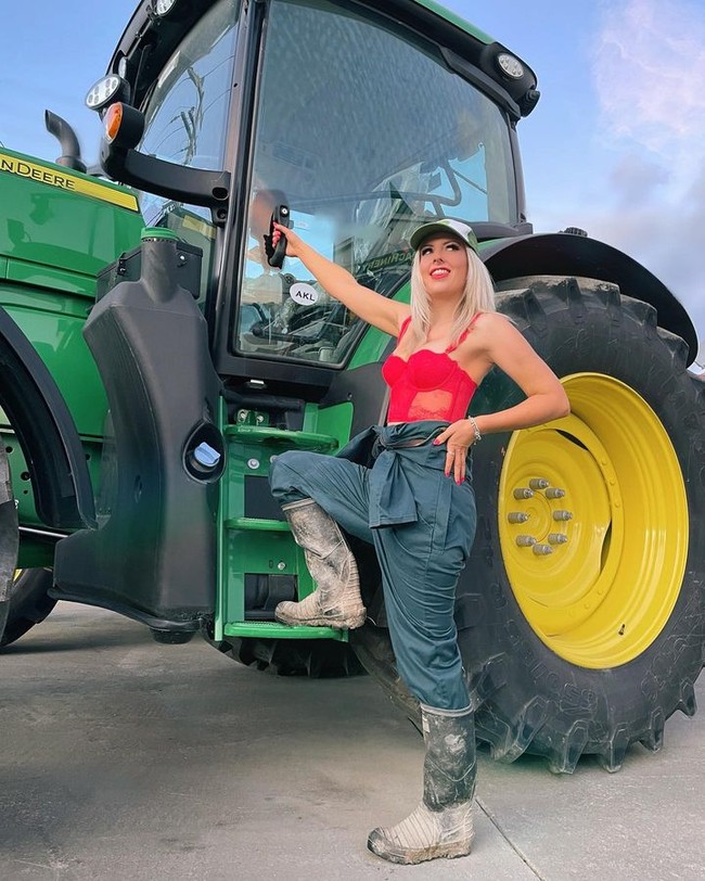 Aku sekarang bisa mempekerjakan waktu. Aku mendapat banyak hujatan dari wanita yang mengatakan aku tidak benar-benar menggunakan itu untuk bekerja di ladang tapi semua atensi membantu semuanya untuk lebih maju, katanya dilansir NY Post. Foto: Instagram