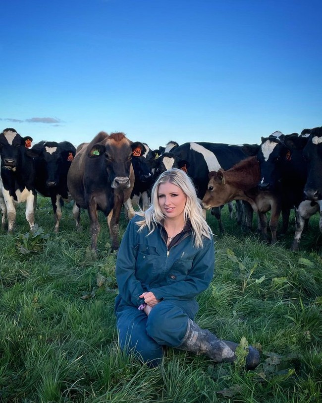 Brittney Woods adalah seorang petani asal Selandia Baru yang dikenal karena unggahan seksinya di Instagram. Brittney kerap kali menampilkan gayanya ketika memerah susu sapi hingga mengendarai traktor. Foto: Instagram