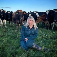 Brittney Woods adalah seorang petani asal Selandia Baru yang dikenal karena unggahan seksinya di Instagram. Brittney kerap kali menampilkan gayanya ketika memerah susu sapi hingga mengendarai traktor. Foto: Instagram