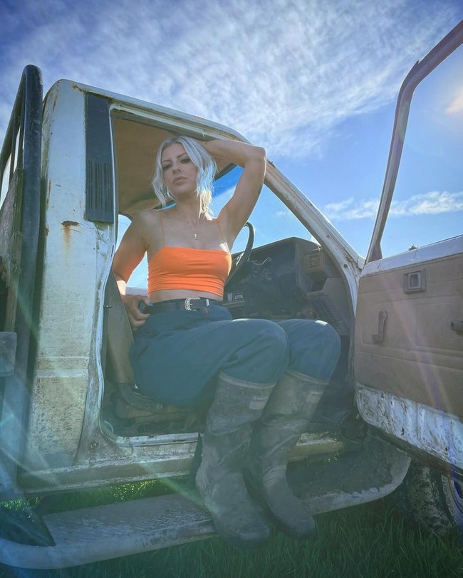 Meski punya banyak penggemar, unggahan Brittney juga tak luput dari kritikan. Ia kerap dihujat karena menampilkan busana dan makeup yang dianggap tidak pantas digunakan di ladang.  Foto: Instagram