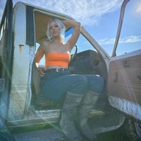 Meski punya banyak penggemar, unggahan Brittney juga tak luput dari kritikan. Ia kerap dihujat karena menampilkan busana dan makeup yang dianggap tidak pantas digunakan di ladang.  Foto: Instagram