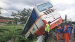 Kecelakaan Bus Harapan Jaya Tabrak Mobil Pecah Ban di Tol Sumo KM 718
