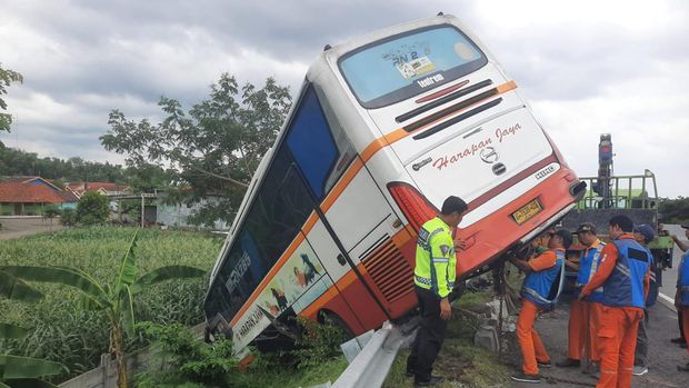 Bus Harapan Jaya kecelakaan di Tol Mojokerto-Surabaya