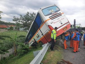 Bus Harapan Jaya Kecelakaan di Tol Mojokerto-Surabaya