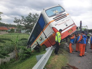 Bus Harapan Jaya Kecelakaan di Tol Mojokerto-Surabaya