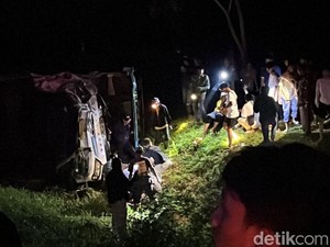 Tragedi 2 Bus Tabrak Kendaraan Pecah Ban di Tol Jatim