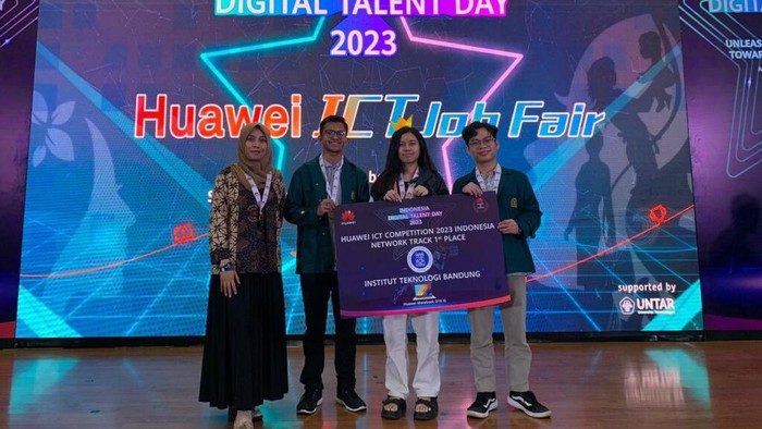 Cerita Yeremias Mangu (Pria paling kiri), mahasiswa ITB berprestasi yang berkuliah lewat beasiswa ADEM dan ADik.