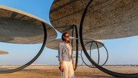Cincin-cincin yang berdiri bebas dan cermin kaca berwarna perak ini merupakan karya Olafur Eliasson, seniman Islandia-Denmark yang dikenal dengan eksplorasi hubungan manusia dengan alam yang mengakar kuat.