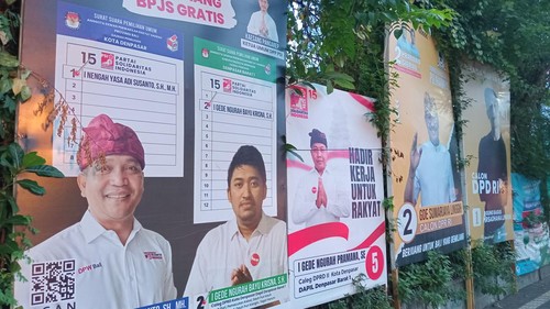 Deretan baliho partai dan caleg berjajar di Jalan Teuku Umar, Rabu (17/1/2024).