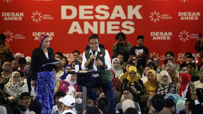 Desak Anies di Jakarta Sejumlah simpatisan calon presiden nomor urut 1 Anies Baswedan menunjukan baner Abah Anies ala KPop pada acara