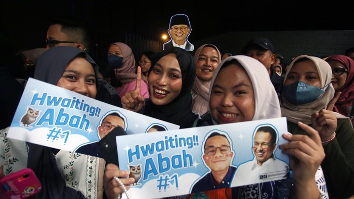Desak Anies di Jakarta Sejumlah simpatisan calon presiden nomor urut 1 Anies Baswedan menunjukan baner Abah Anies ala KPop pada acara