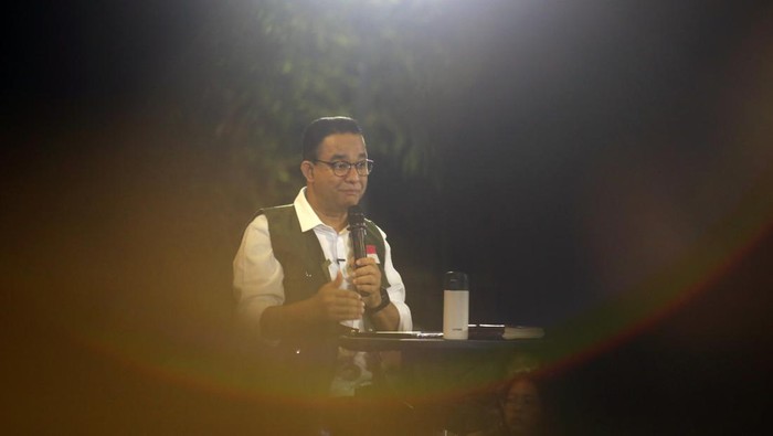 Desak Anies di Jakarta Sejumlah simpatisan calon presiden nomor urut 1 Anies Baswedan menunjukan baner Abah Anies ala KPop pada acara