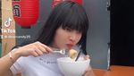 Dinar Candy Ternyata Jago Menumis Sayur Genjer dan Tauge