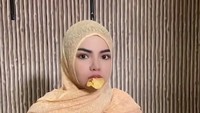 DJ sekaligus selebriti berusia 30 tahun ini terkenal memiliki kepribadian yang ceplas-ceplos. Gaya kocaknya ini ditunjukkan juga saat dia sedang makan. Foto: Instagram @dinar_candy