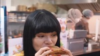 Suka hampir semua jenis makanan, ini pose imut Dinar Candy ketika menyantap roti panggang. Foto: Instagram @dinar_candy