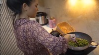 Kalau di rumah, Dinar lebih suka masak sendiri seperti menumis sayur kangkung untuk makannya. Foto: Instagram @dinar_candy