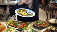 Ia juga tak bisa lepas dari makanan tradisional khas Indonesia. Mulai dari pepes ikan, sate sampai udang sampai kue lumpur semuanya dia lahap. Foto: Instagram @dinar_candy