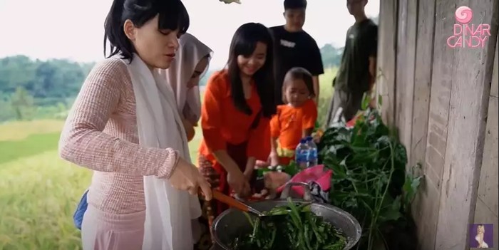 Dinar Candy Ternyata Jago Masak Sayur Genjer hingga Tumis Tauge