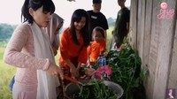 Dengan pemandangan sawah yang asri, begini keseruan Dinar saat memasak sayur genjer dengan kerabatnya untuk makan siang.  Foto: Instagram @dinar_candy
