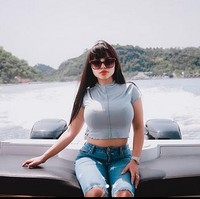 DJ dan selebgram Dinar Candy mengungkap pernah melakukan operasi pembesaran payudara berbiaya Rp 80 juta. Menurut pengakuannya, payudaranya yang sekarang merupakan hasil operasi dari ukuran 34 ke 36. Ia menyebut prosedur tersebut dilakukan untuk meningkatkan kepercayaan diri dan penampilan.Foto: Instagram @dinar_candy