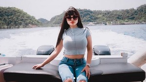 Dinar Candy memiliki rahasia bagaimana tetap populer dan diingat banyak orang meski, banyak pendatang baru di dunia hiburan Indonesia. Foto: Instagram @dinar_candy