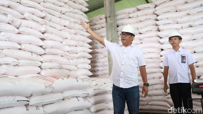 Dirut Pusri Daconi Khotob meninjau langsung ketersediaan pupuk subsidi ke Pemalang, Jateng, Kamis (18/1/2024).