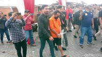 Seorang tersangka tersebut berinisial J yang juga menjabat sebagai surveyor dari PT CSS. Tersangka diketahui sebagai pemberi perintah pembalakan liar yang kemudian dijual ke Lamongan