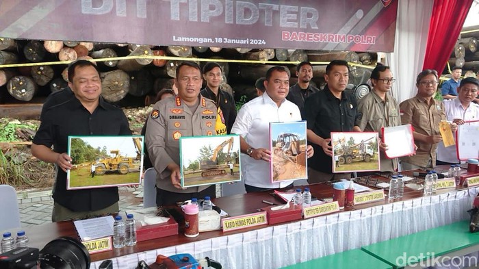 Dittipidter Bareskrim Ungkap Tindak Pidana Ilegal Logging Ribuan Meter Kubik Dittipidter Bareskrim Ungkap Tindak Pidana Ilegal Logging Ribuan Meter Kubik di Lamongan, Kamis (18/1/2023).