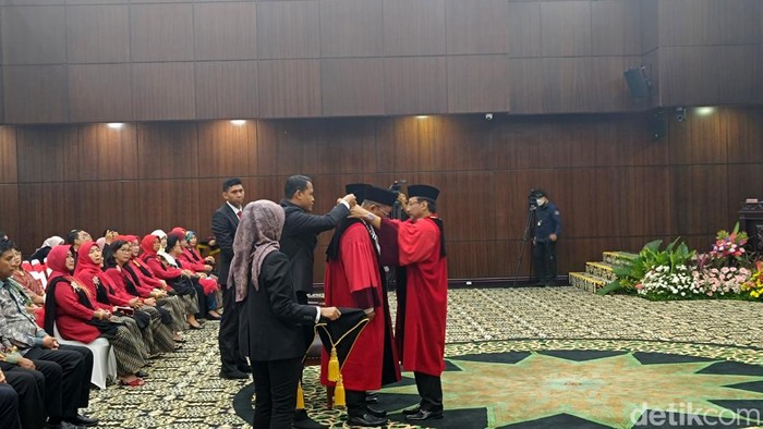 Dua hakim MK memasuki masa purnabakti resmi diwisuda di MK.