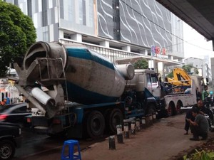 Truk Molen yang Tabrak Tiang Rambu di Gatsu Telah Dievakuasi
