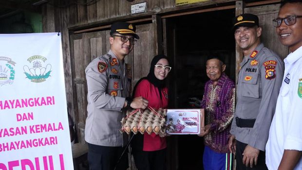 Foto: Kapolres memberikan bantuan ke korban banjir (Dok Polres Inhil)