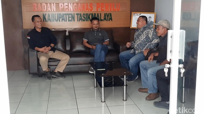 Foto Ketua Pabsi Hilmansyah di Kantor Bawaslu Kab Tasikmalaya