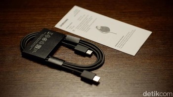 Seperti sebelumnya Samsung memberikan kabel data USB-C, kertas petunjuk dan SIM Card injector. Foto: Adi Fida Rahman/detikINET