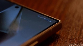 Berbeda dengan Galaxy S23 Ultra yang dibuat dengan tepian layar melengkung. Galaxy S24 Ultra punya layar datar. Foto: Adi Fida Rahman/detikINET
