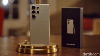 9. Galaxy S24 Ultra. Samsung Galaxy S24 Ultra akhirnya resmi dirilis pada tanggal 17 Januari 2024. Ponsel pintar ini hadir dengan berbagai keunggulan yang menjadikannya salah satu yang terbaik di kelasnya. Galaxy AI menjadi terobosan utama dengan peningkatan signifikan dalam kemampuan kecerdasan buatannya. Fitur-fitur AI canggih seperti live translate, note assist, dan photo assist memudahkan pengguna dalam berkomunikasi, membuat catatan, dan mengedit foto. Keunggulan lainnya pada kamera belakang 200MP (OIS) menghasilkan foto dan video berkualitas tinggi dalam berbagai kondisi pencahayaan. Sektor fotografi juga dilengkapi dengan lensa ultrawide 12MP, telefoto 10MP (3x optical zoom), dan telefoto 50MP (5x optical zoom). Foto: Adi Fida Rahman/detikINET
