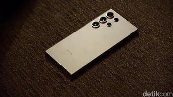 Menggunakan bodi titanium membuat tampilan Galaxy S24 Ultra begitu mewah. Foto: Adi Fida Rahman/detikINET