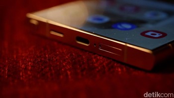 Sementara di bagian bawah ada port USB-C, speaker dan SIM Card tray. Foto: Adi Fida Rahman/detikINET
