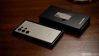 Ketkka membuka kotaknya langsung disambut dengan unit Galaxy S24 Ultra Titanium Gray. Foto: Adi Fida Rahman/detikINET