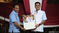 Ketua Gerakan Persatuan Nusantara (GPN) 08 Saprin Sofyan saat memberikan plakat deklarasi kepada Wakil Komandan Golf TKN Prabow-Sona Maisana (kanan) di depan kediaman Prabowo, Jalan Kartanegara, Jakarta Selatan, Kamis (18/1/2024). 