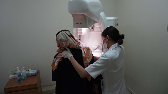 PT Siloam International Hospitals Tbk. (SILO), anak usaha PT Lippo Karawaci Tbk. (LPKR) di sektor layanan kesehatan, terus melanjutkan komitmennya untuk mendukung perjuangan dunia melawan kanker payudara dengan mengurangi kesenjangan untuk para wanita di seluruh Indonesia yang memiliki keterbatasan akses, baik akses terhadap pengobatan medis, akses terhadap edukasi, maupun akses terhadap kompetensi tenaga medis.