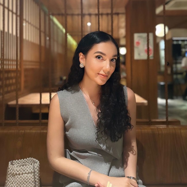 Ghina adalah lulusan Universitas Indonesia. Ia mengambil jurusan hukum dan menyelesaikan kuliahnya pada 2023. (Foto: Instagram @ghinarai)