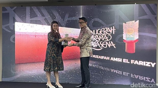 Gibran Huzaifah Amsi El Farizy (diwakili )terpilih sebagai penerima piala Anugerah Avirama Nawasena Innovation in Environmental Social Governance (ESG) Award 2024, kategori Sustainable Service Innovation