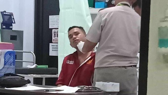 Mahasiswa bernama Muh Zulkifli Usman (22) di Kabupaten Gorontalo diduga dikeroyok oleh oknum anggota polisi dan tiga orang rekannya hingga babak belur.